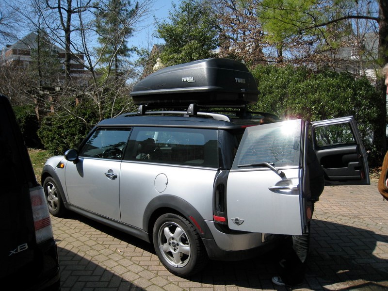 There are many alternatives of universal roof bars for cars